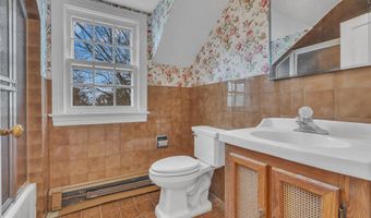 911 Middletown Lincroft Rd, Middletown, NJ 07748