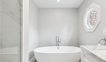 101 County Rd, Barrington, RI 02806