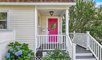 15 Wollaston St, Cranston, RI 02910