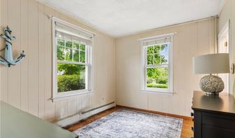 25 Renfrew Ave, Middletown, RI 02842