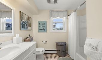 45 Crescent Rd, Middletown, RI 02842
