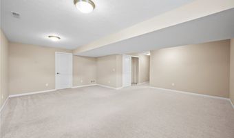 587 Surrey Dr, Aurora, OH 44202