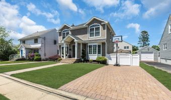 62 Netherwood Dr, Albertson, NY 11507