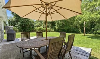 6 Lakewood Dr, Narragansett, RI 02882