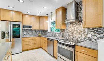 2420 N TAYLOR St, Arlington, VA 22207