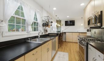 8906 TRANSUE Dr, Bethesda, MD 20817