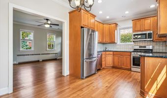 121 S FENWICK St, Arlington, VA 22204