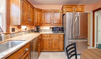 75 Lakeview Dr, Allentown, NJ 08501