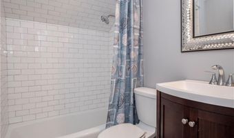 1 Oakwood Ter 7, Newport, RI 02840