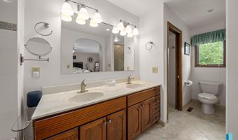 2908 N Oak Rd, Brandon, SD 57005