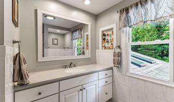 17 Northgate Dr, Albany, NY 12203