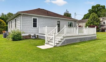 6 Harbor Pkwy, Clinton, CT 06413