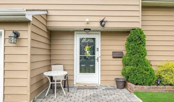 9 Brentwood Ter, Middletown, NJ 07748