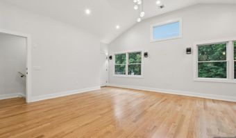 14 Redwood St, Bergenfield, NJ 07621