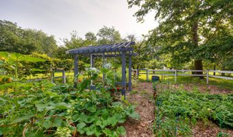 204 E Madison Dr, Polk City, IA 50226