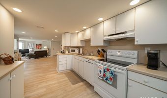 133 Linden Ave Apt B, Branford, CT 06405