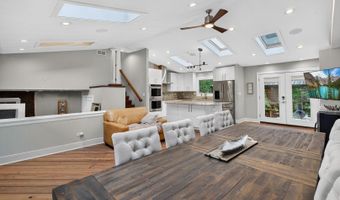 2843 S Briarwood Dr E, Arlington Heights, IL 60005