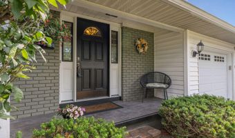 17 Northgate Dr, Albany, NY 12203