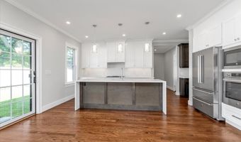 109 Greenway, Albertson, NY 11507