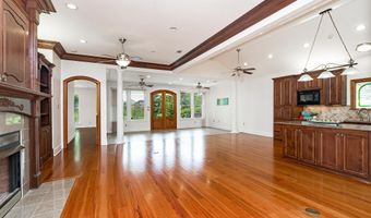 10715 Shoreline Dr, Baton Rouge, LA 70809