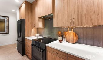 3443 N 33rd St Middle Unit, Boise, ID 83703