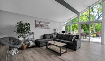 150 Greenbriar Dr, Aurora, OH 44202