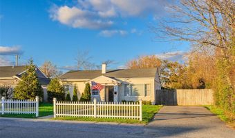 4 Somerset Rd N, Amityville, NY 11701