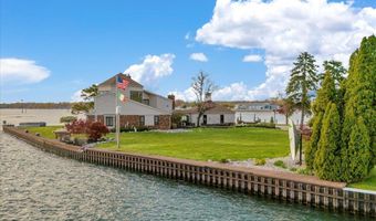 523 Lathrop Ave, Algonac, MI 48001