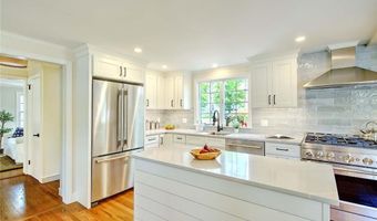 18 Chantilly Dr, Barrington, RI 02806