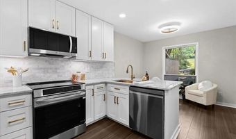 2208 Applewood Ct, Ann Arbor, MI 48103