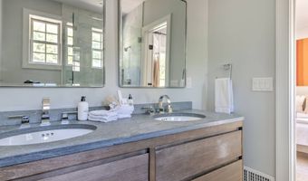 97 Oak Ln, Amagansett, NY 11937