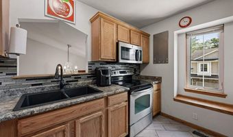 1050 Twilight Dr, North Liberty, IA 52317