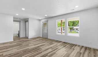 915 S Hudson Ave, Aurora, MO 65605