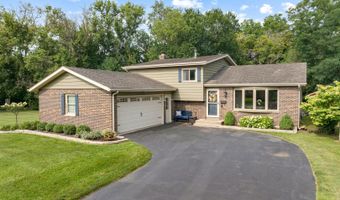 914 Scott St, Algonquin, IL 60102
