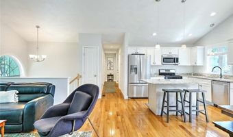 37 Lakeview Ave, Lincoln, RI 02865
