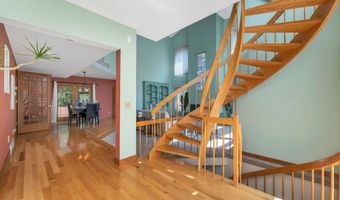 82 Pilgrim Dr, Bedford, NH 03110