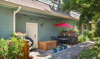866 Blackberry Ln, Ashland, OR 97520