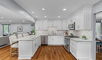 647 Waterford Ridge Dr, Ballwin, MO 63021