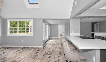 6 Sweeney Ln, Bristol, RI 02809