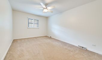 1233 N Hickory Trl, Addison, IL 60101
