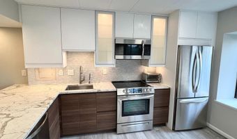 118 ROBERTS Ln 300, Alexandria, VA 22314