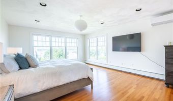 573 Wolcott Ave, Middletown, RI 02842