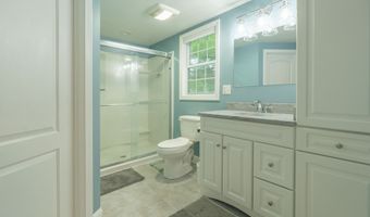 17 Edgewood St, Cromwell, CT 06416