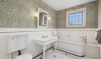 4 Hunter Ave, Newport, RI 02840