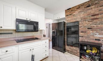 1 Glen Cove Rd, Arden, NC 28704