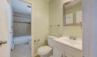 132 Sutton Pl 132, Bloomfield, CT 06002