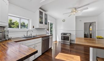 16 Courtway St, Narragansett, RI 02882