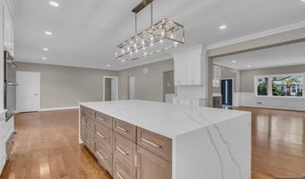 55 Maiden Ln, Bergenfield, NJ 07621