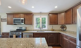 5 County St, Berkley, MA 02779