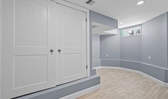 20 Summer St, Newport, RI 02840